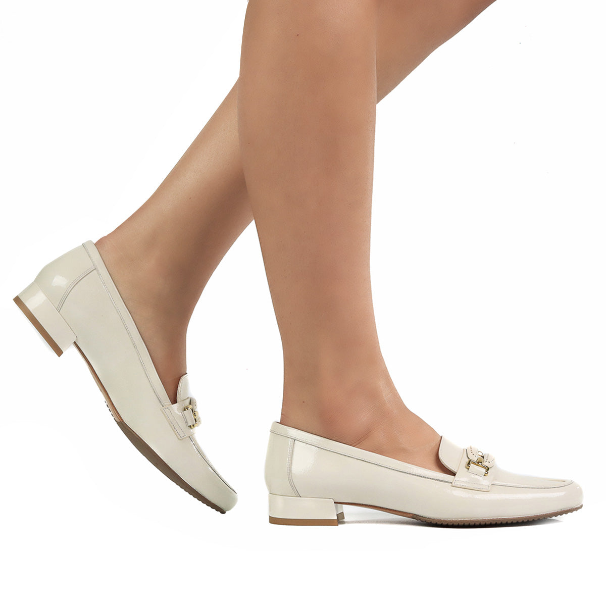 Mocasines de charol con herraje tipo eslabón para dama