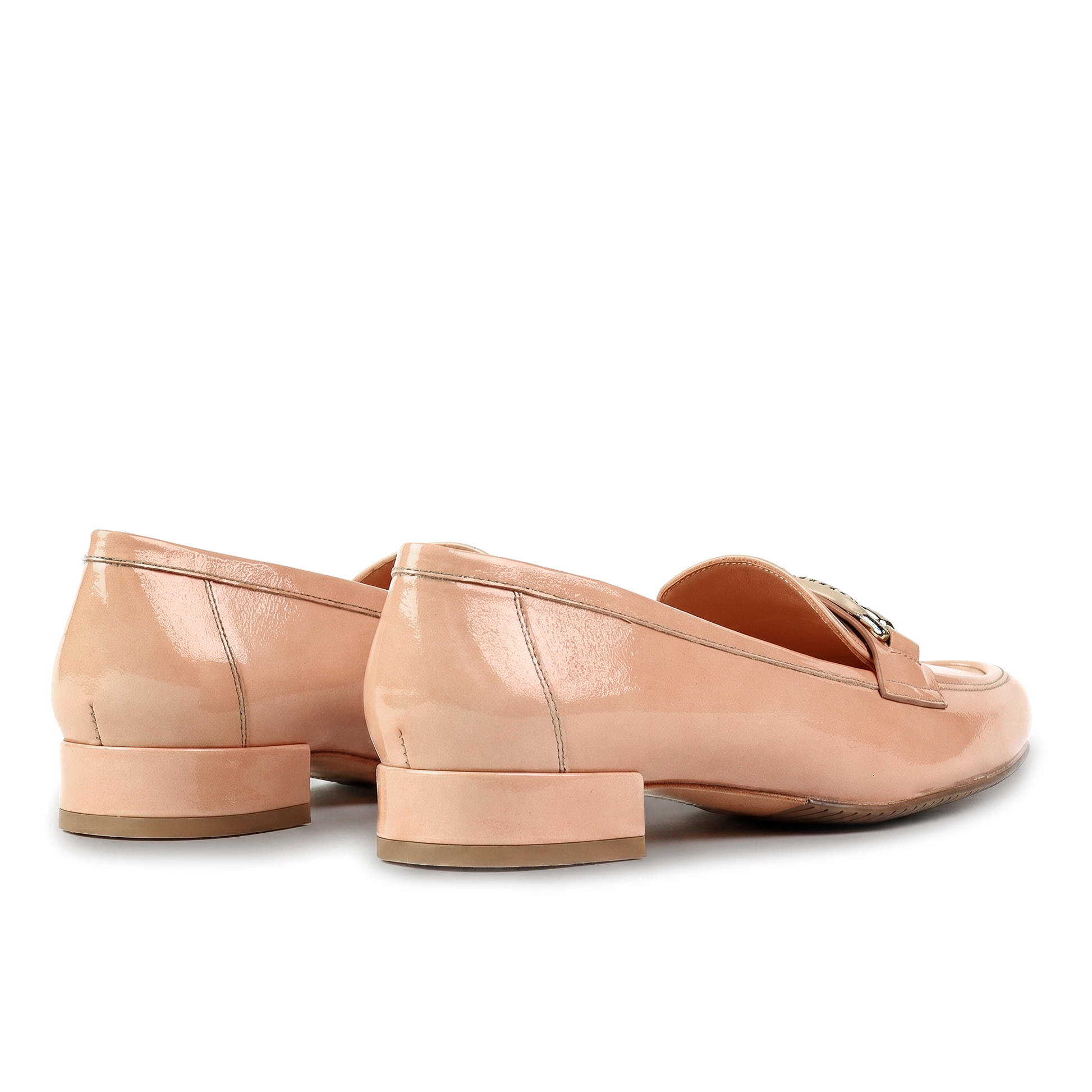 Mocasines de charol con herraje tipo eslabón para dama