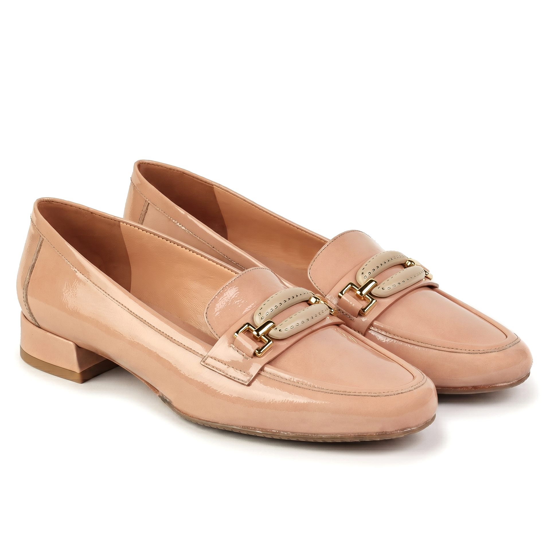 Mocasines de charol con herraje tipo eslabón para dama