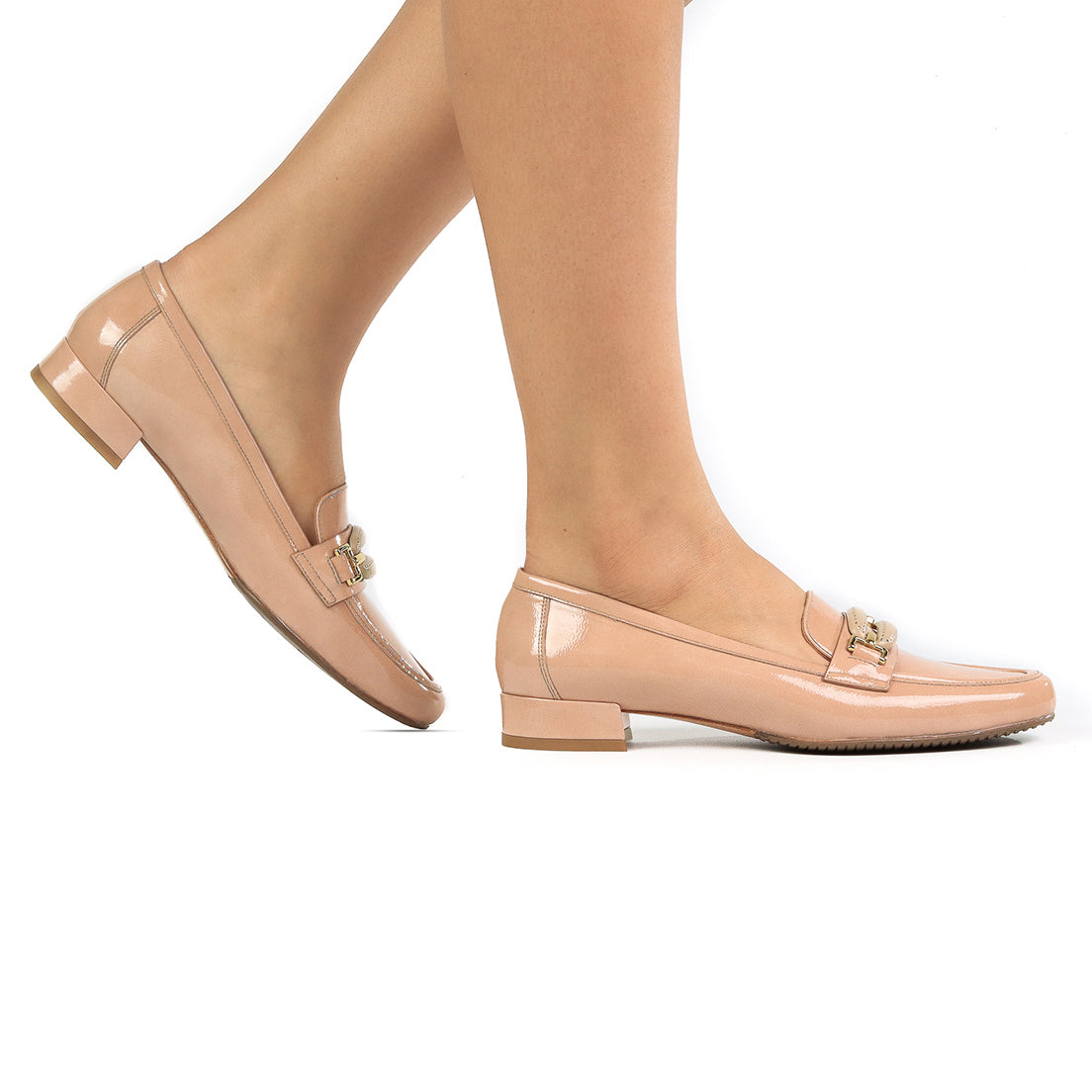 Mocasines de charol con herraje tipo eslabón para dama