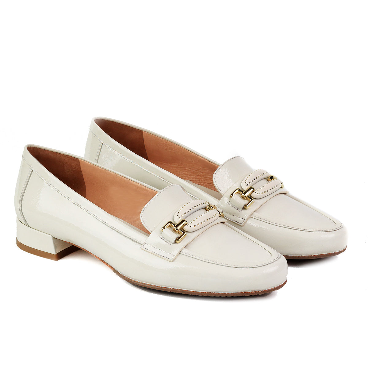 Mocasines de charol con herraje tipo eslabón para dama