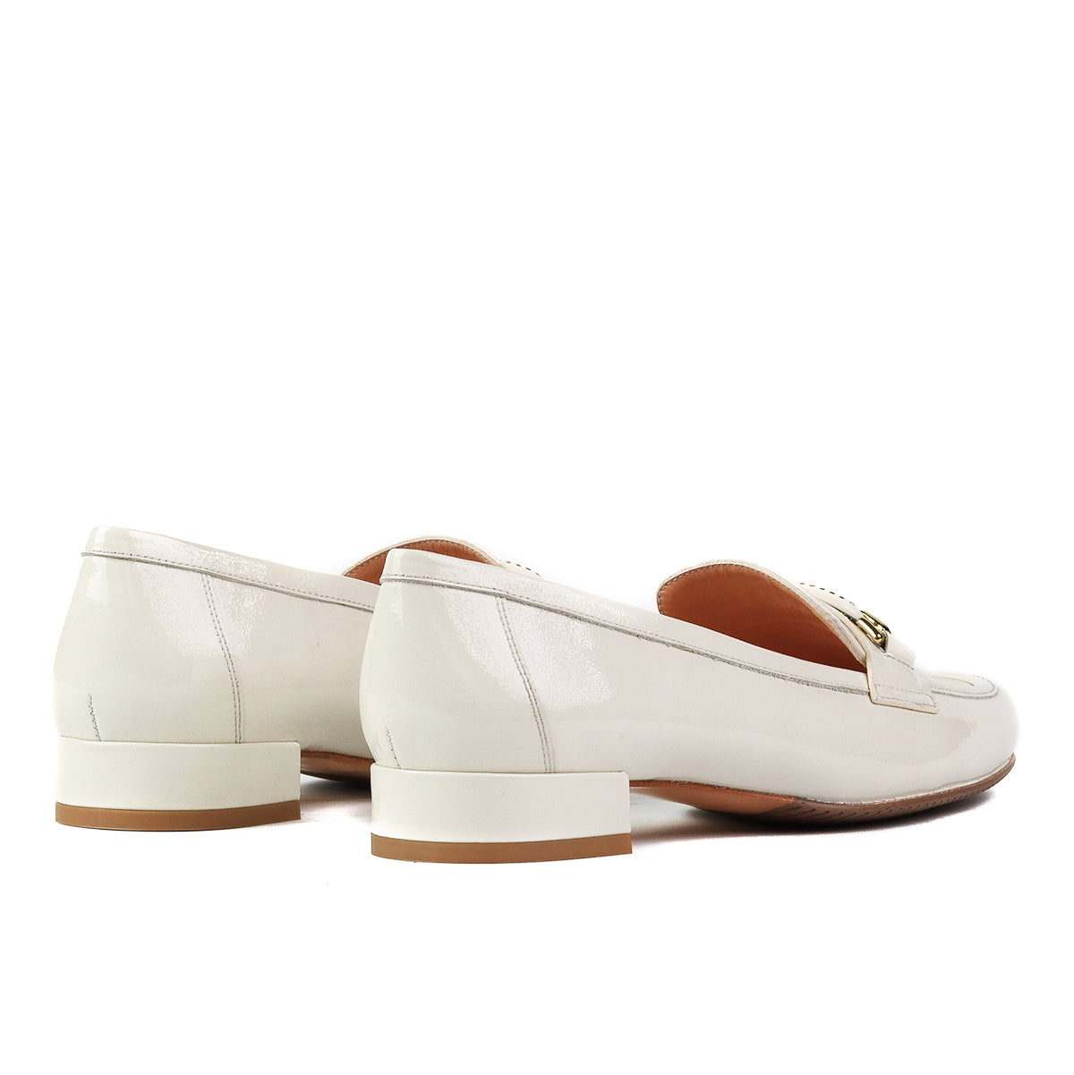 Mocasines de charol con herraje tipo eslabón para dama