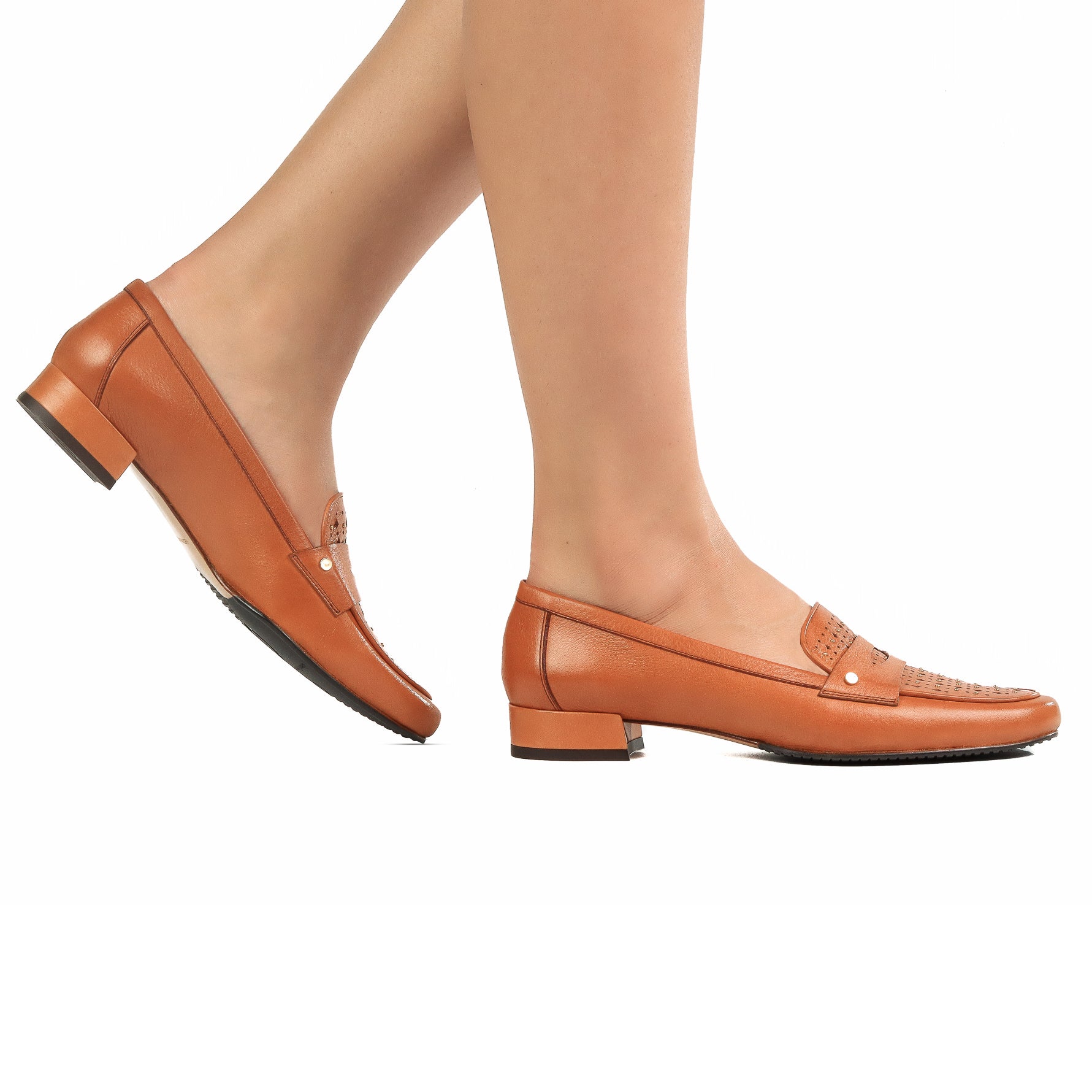 Mocasines de piel con aplicaciones metálicas y sutiles perforaciones para dama