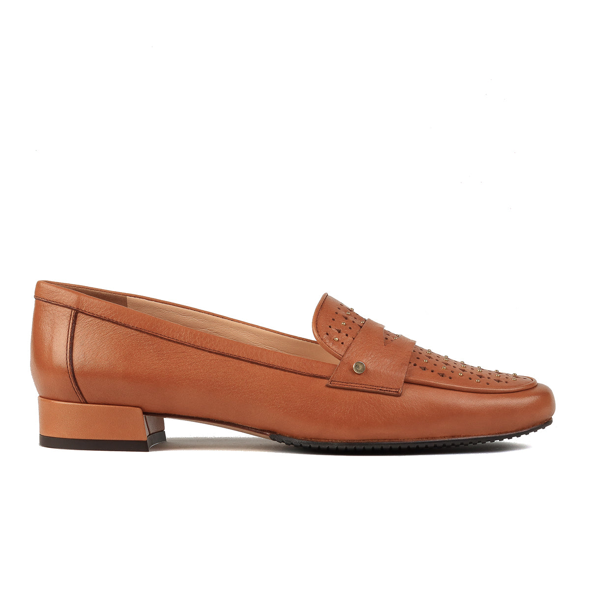 Mocasines de piel con aplicaciones metálicas y sutiles perforaciones para dama