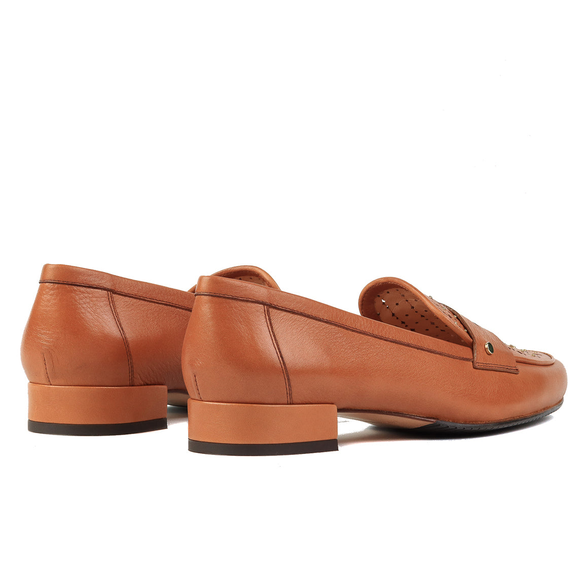 Mocasines de piel con aplicaciones metálicas y sutiles perforaciones para dama
