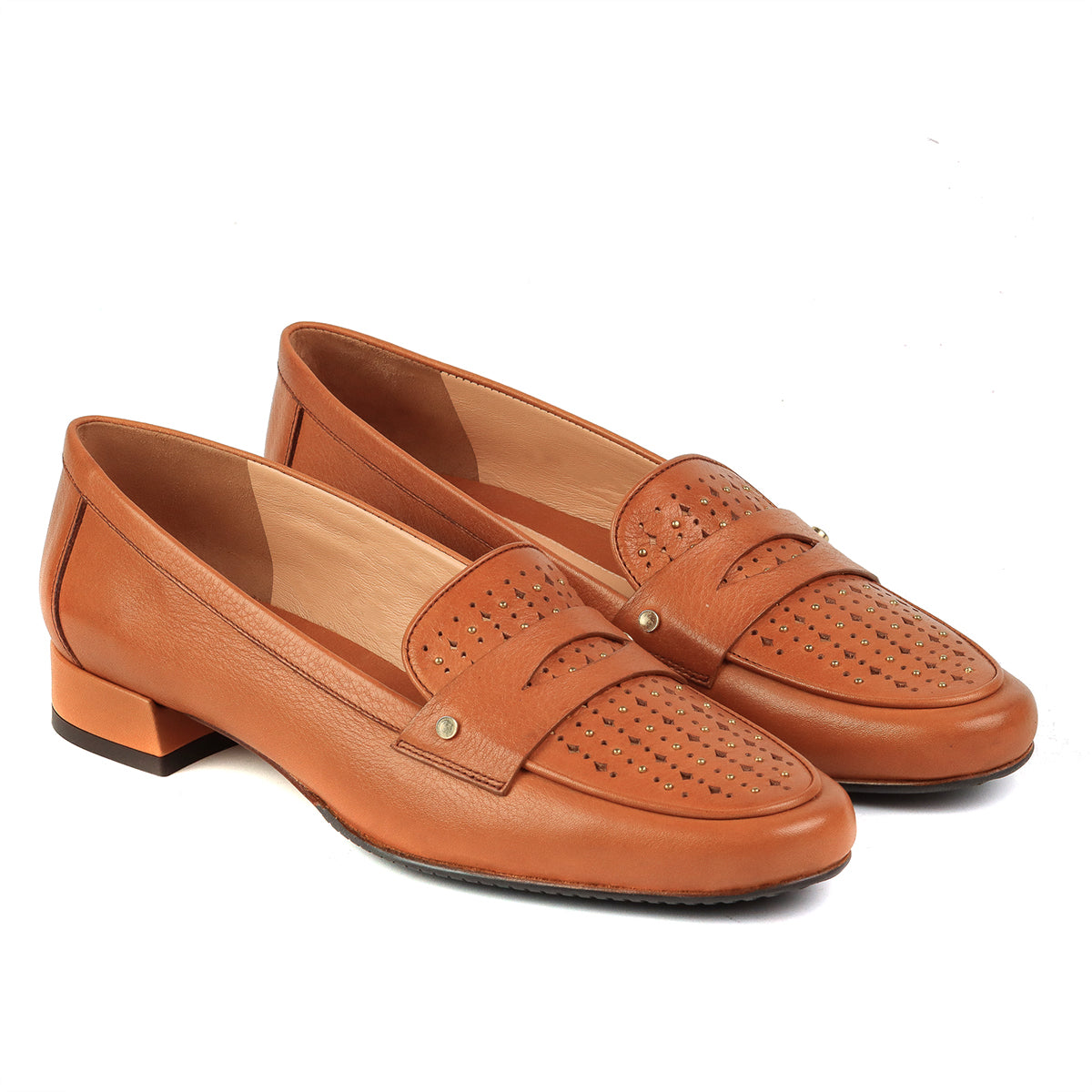 Mocasines de piel con aplicaciones metálicas y sutiles perforaciones para dama