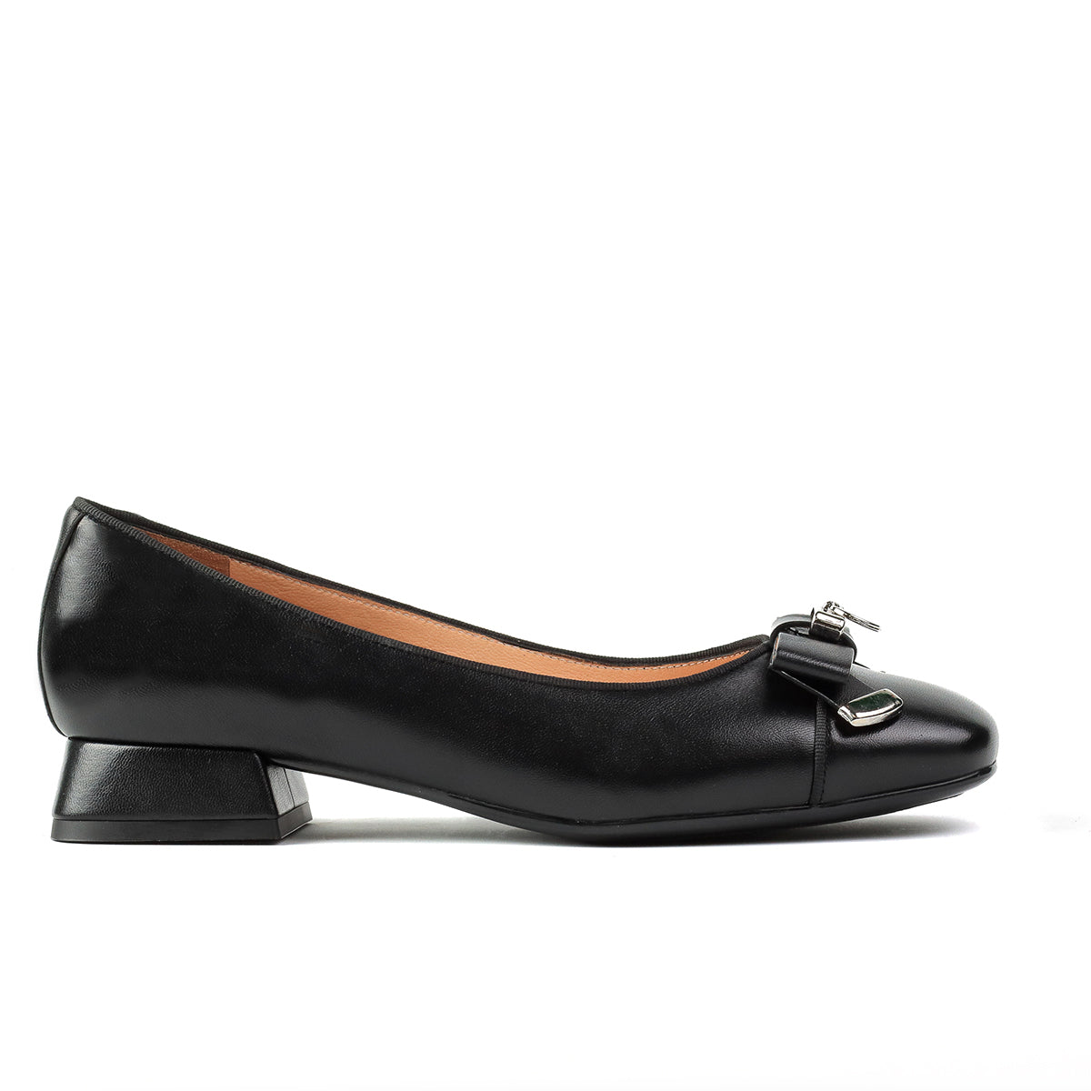 Balerinas de piel con lazo y aplicaciones metálicas para dama