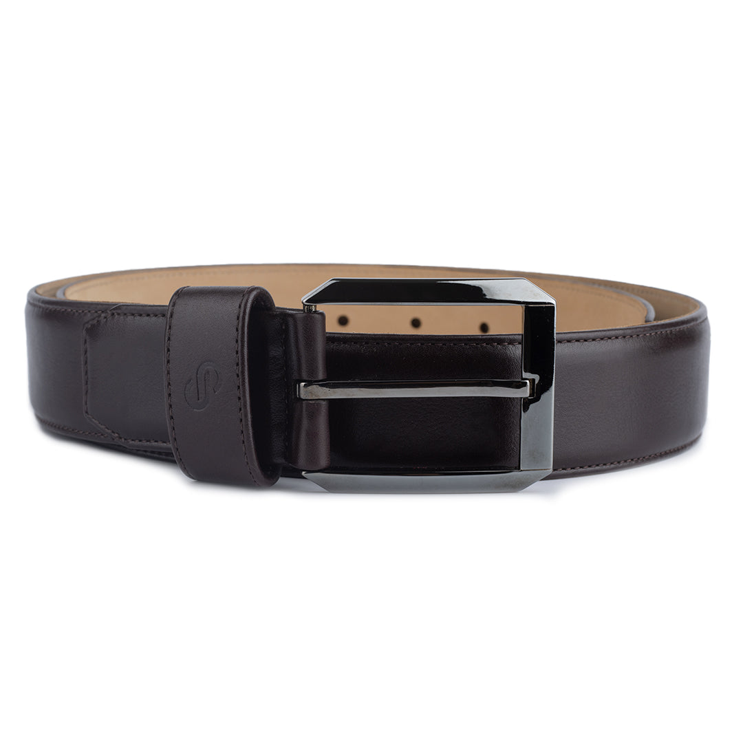Cinturón liso en piel color café con hebilla metálica cuadrada