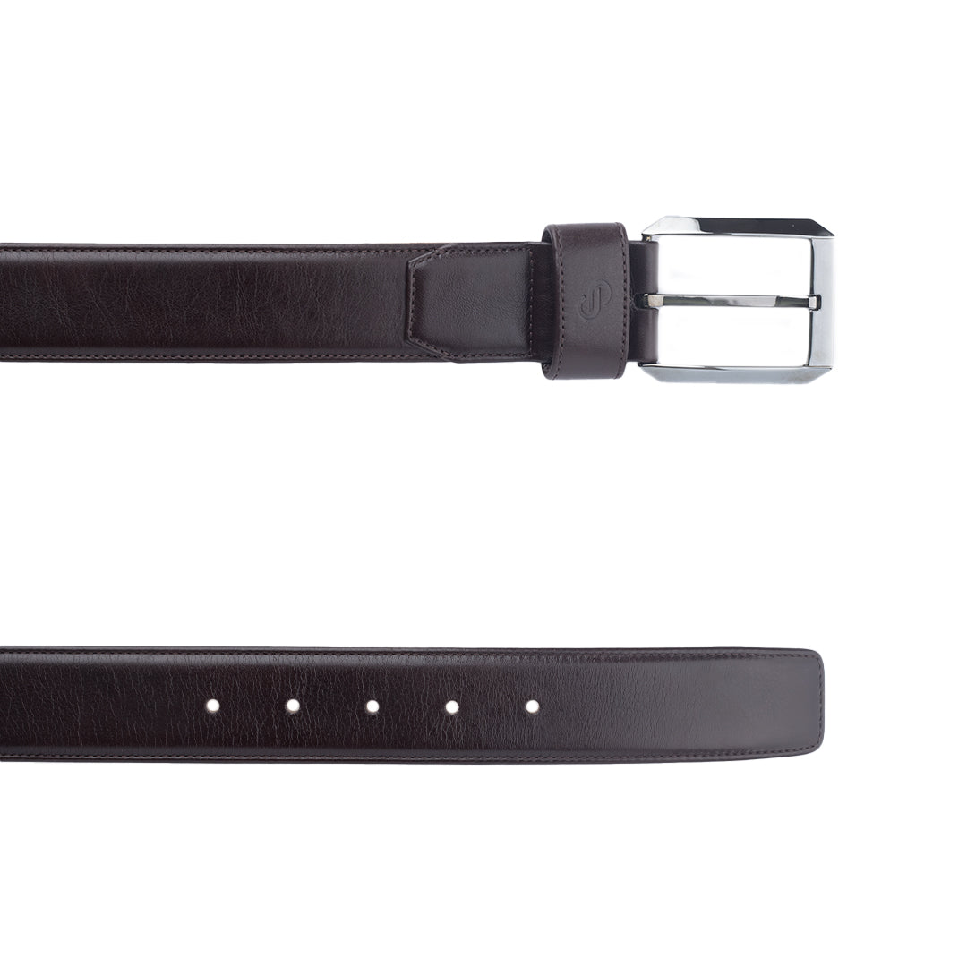 Cinturón liso en piel color café con hebilla metálica cuadrada