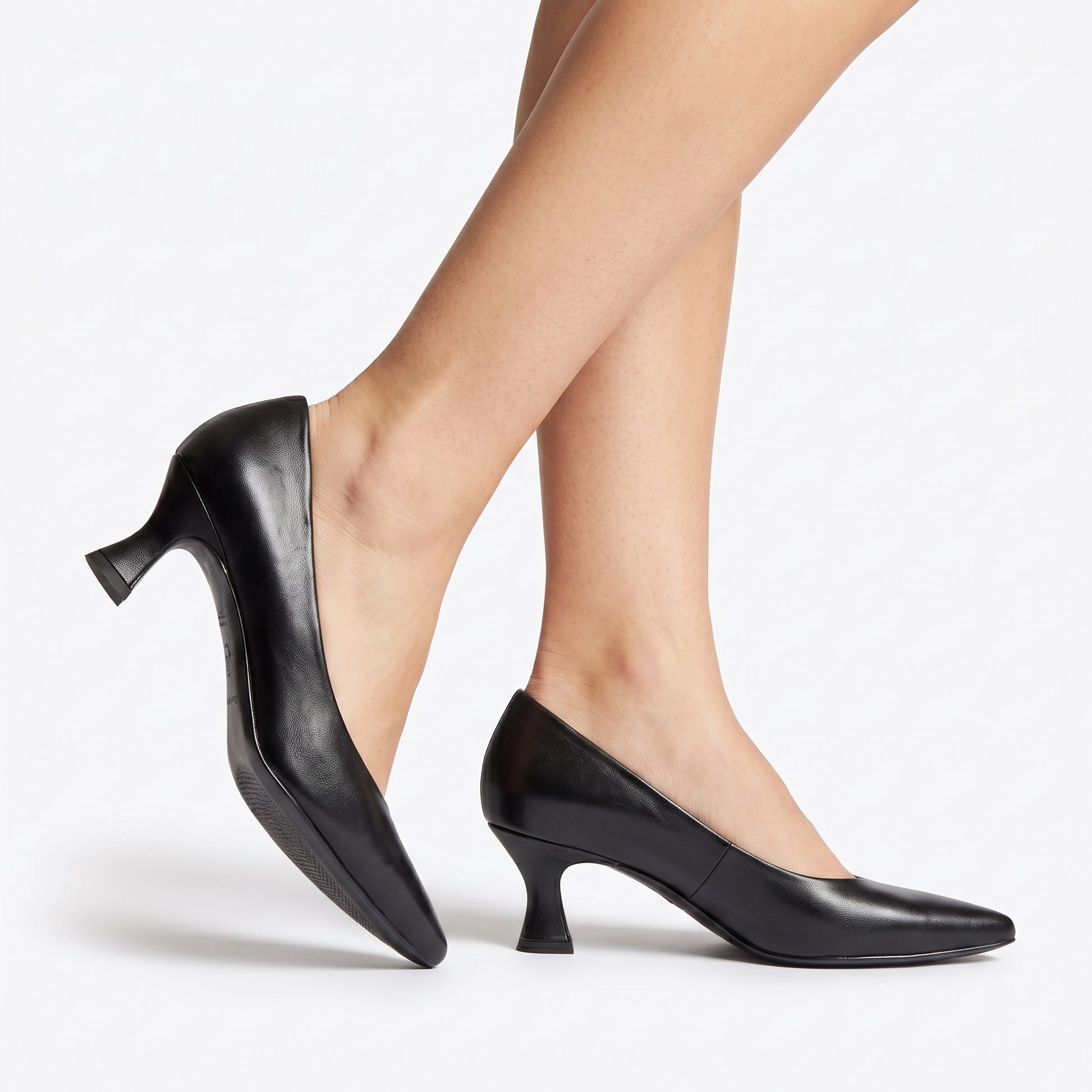 Zapatillas de piel estilo kitten heel para mujer