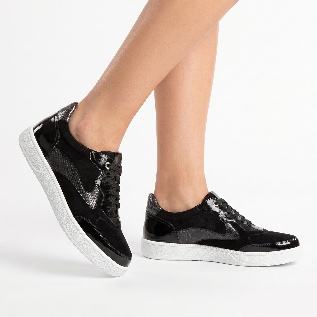 Tenis casuales de charol y gamuza color negro para dama