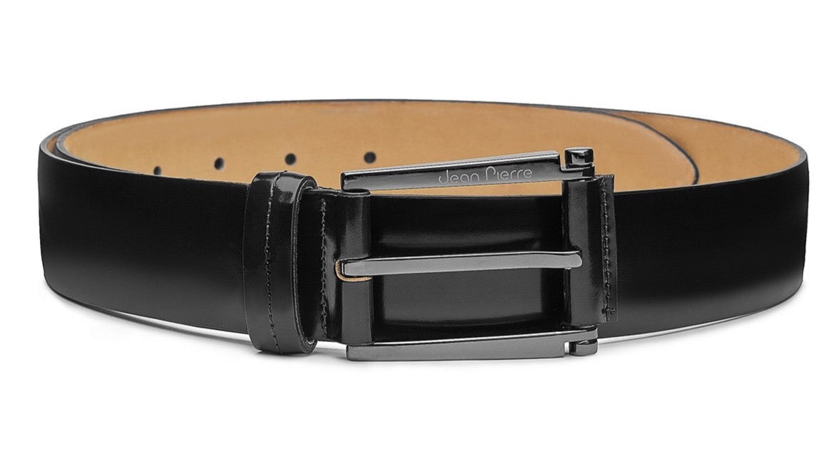 Cinturón negro formal en piel lisa con hebilla metálica grabada para caballero